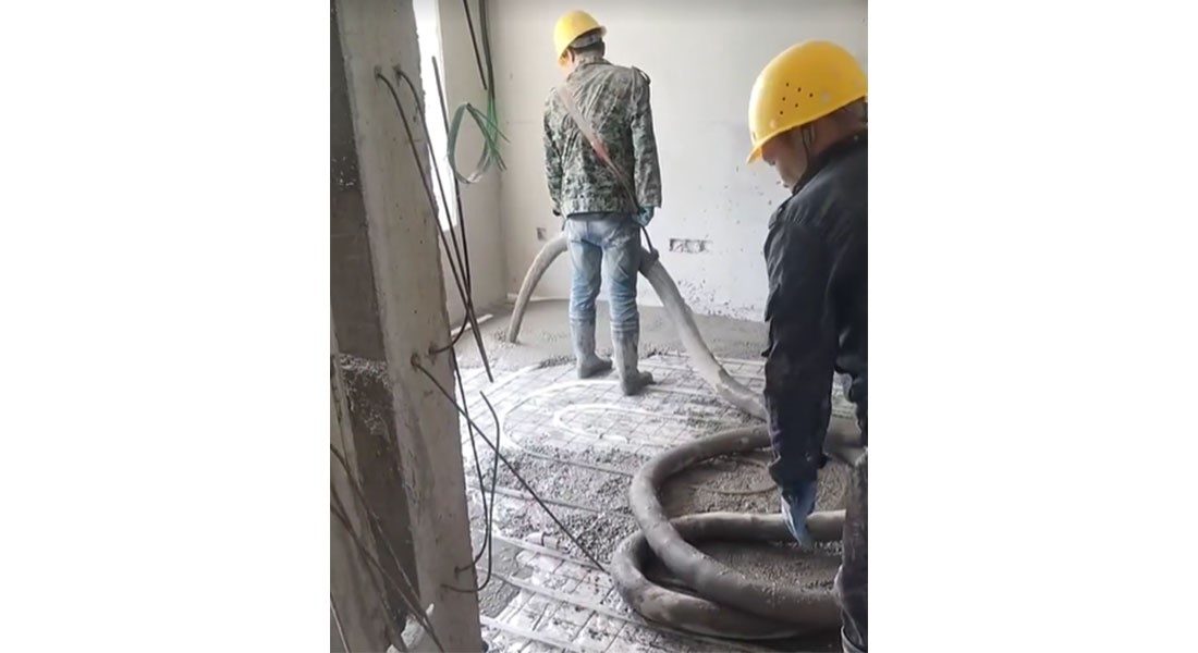 陜西咸陽科瑪森40泵地暖回填現(xiàn)場：泵送速度快，設(shè)備好用，工人干活更給力