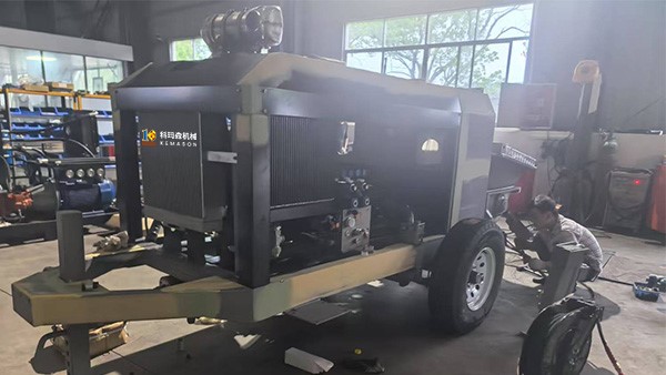 科瑪森KP400混凝土拖泵車(chē)——因?yàn)橛心愣兊酶剩? title=